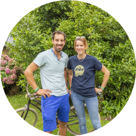 Le frère et la soeur vous accueillent
