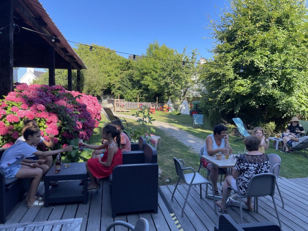 Camping Du Pouldu : het terras van de pratell bar op camping Le Pouldu