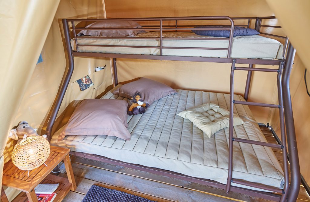 chambre enfants avec lit 140cm en bas dans nos tentes lodge en