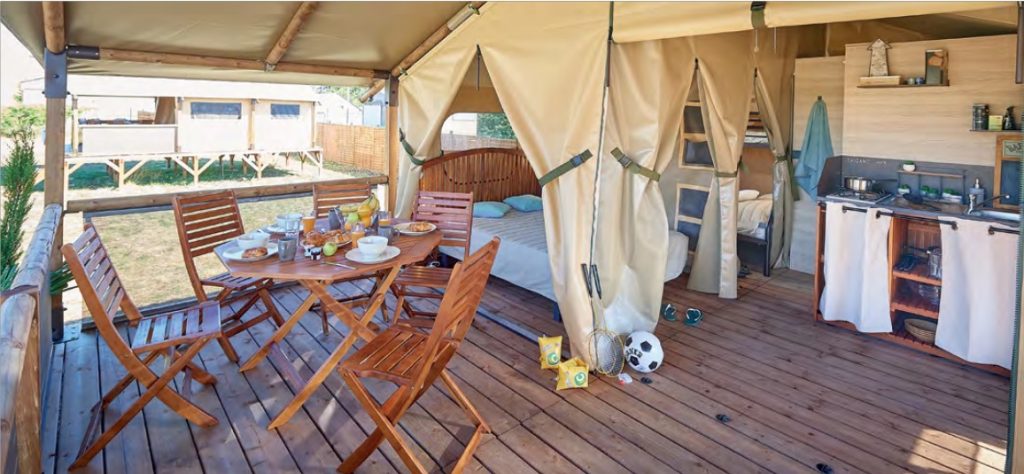 séjour avec terrasse couverte de nos tentes lodge