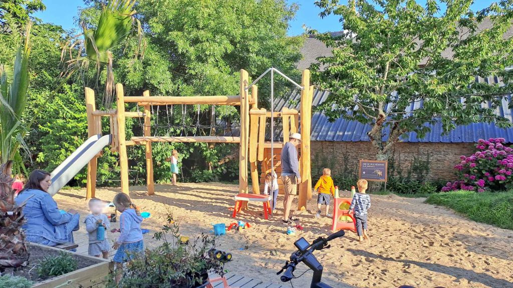 Camping Du Pouldu : Aire De Jeux Avec Enfants