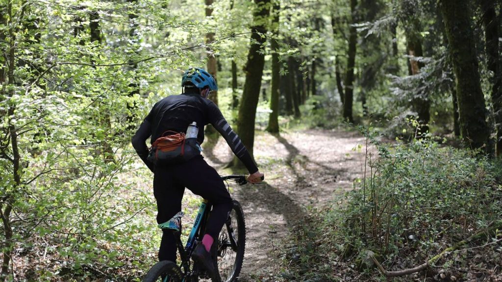 Mountainbiken in het bos van Toulfoen in Clohars Carnoët in Bretagne.