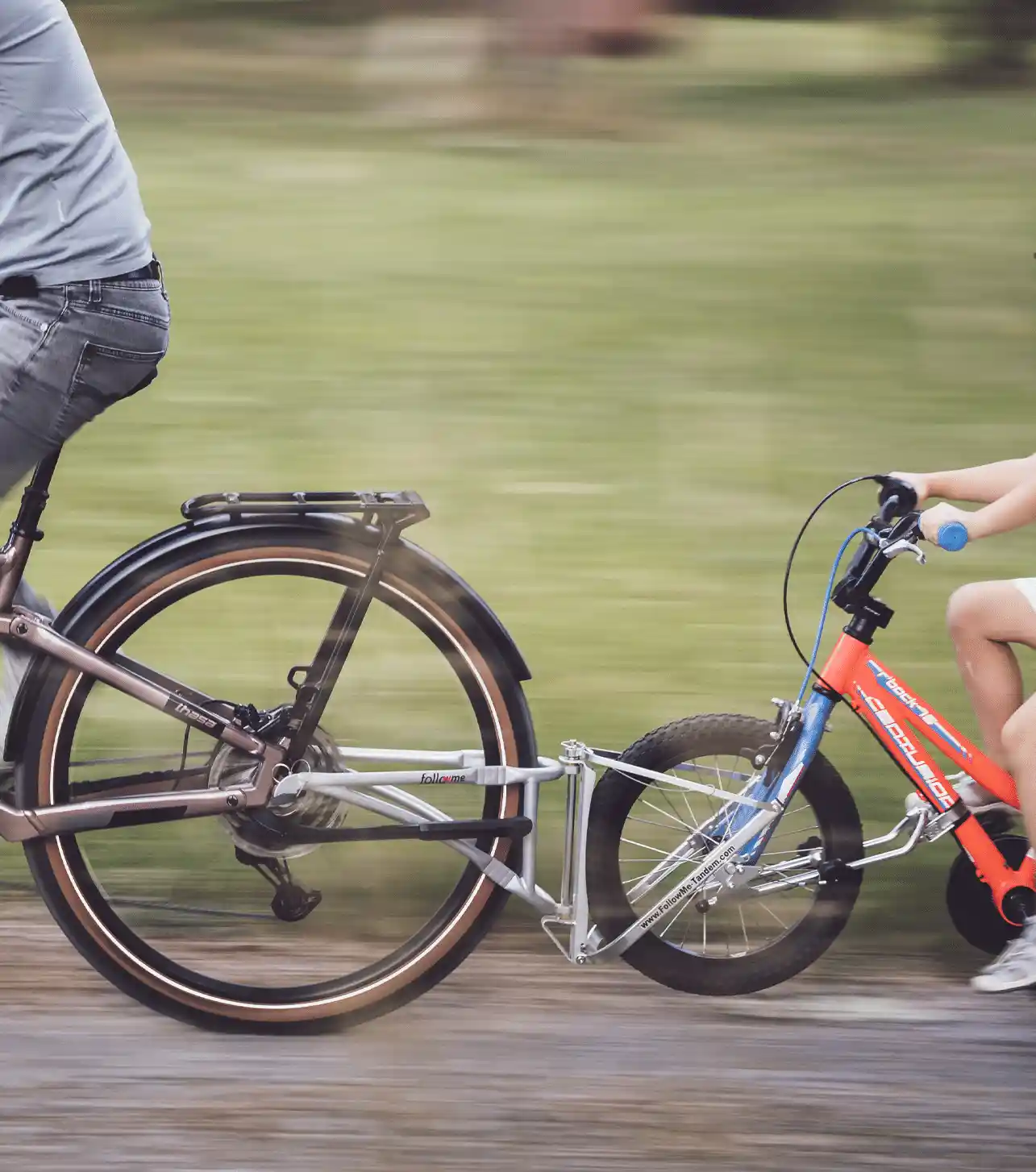 Follow-me pour tracter un vélo enfant en location au Camping du Pouldu