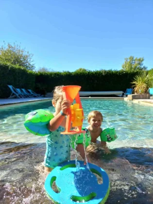 Enfants jouent piscine camping pouldu