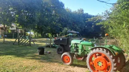 tracteur vert verger mini ferme camping pouldu clohars carnoet