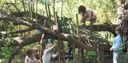 Petit camping familial et nature en Bretagne Sud | Le Pouldu 2 Enfant cabane dans les arbres camping du Pouldu header