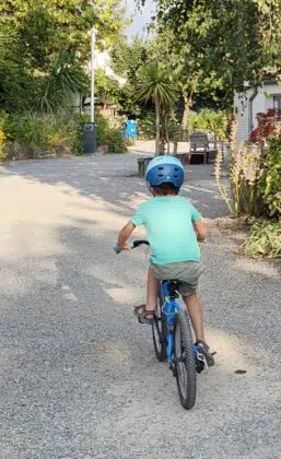 Petit camping familial et nature en Bretagne Sud | Le Pouldu 8 enfant en velo