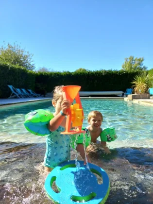 Jeunes enfants jouent dans la pisicne